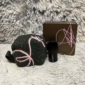 MAC Novel Twist Brush and holder Set